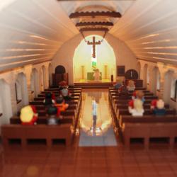 Enskede kyrka i LEGO modell