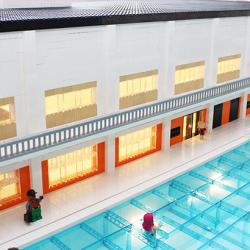 Visualicerar utsikt i LEGO modell över Järfälla simhall